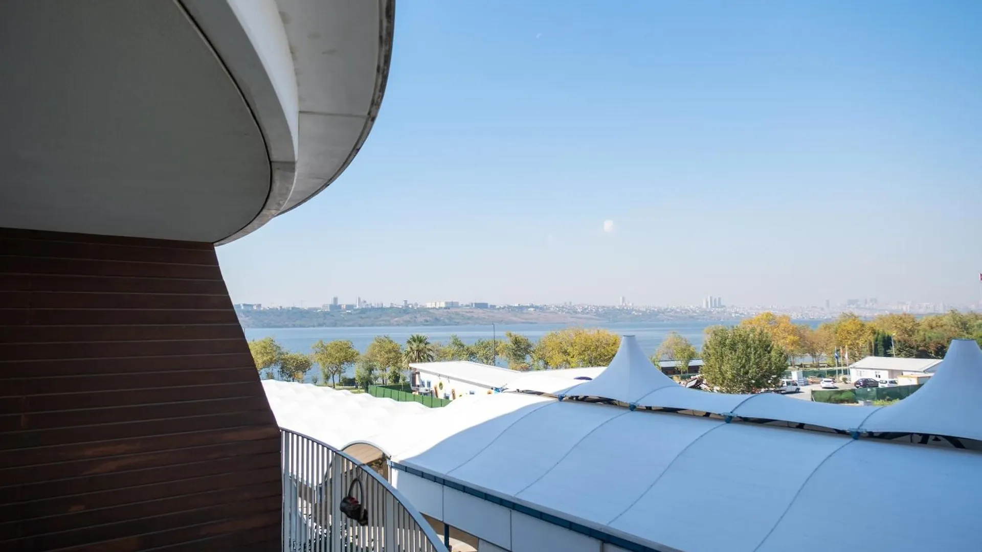 Golden Stones House Garden And Lake View Istanbul