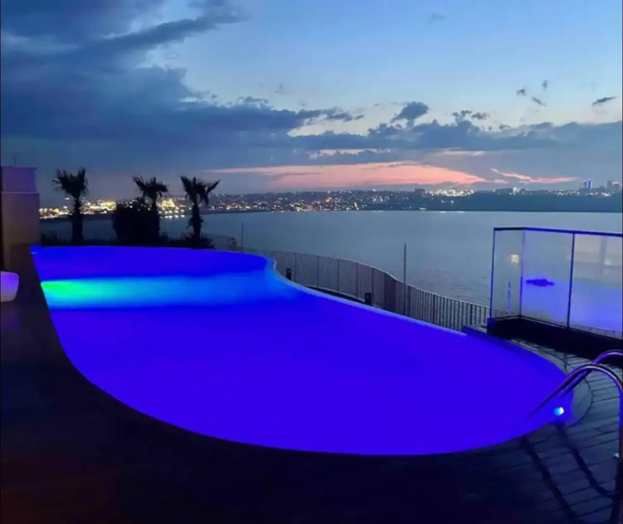 Golden Stones House Garden And Lake View Istanbul
